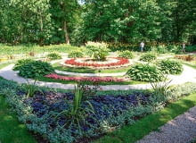 Ogród botaniczny Uniwersytetu Warszawskiego. Enklawa przyrody w centrum miasta z ok. 5 tys. odmian i gatunków drzew, krzewów oraz roślin zielnych. Niektóre, np. ogromny buk, zostały posadzone jeszcze przez założyciela ogrodu, Michała Szuberta. Symbolem tego mejsca jest liść rosnącego tu dorodnego miłorzębu dwuklapowego. Ogród czynny: IV-VIII w godz. 9-20 (sob., niedz. i święta 10-20); IX w godz. 10-18; X w godz. 10-17. Ceny biletów: ulgowy 5 zł, normalny 10 zł. Adres: Aleje Ujazdowskie 4, Warszawa Ogród botaniczny Uniwersytetu Warszawskiego. Enklawa przyrody w centrum miasta z ok. 5 tys. odmian i gatunków drzew, krzewów oraz roślin zielnych. Niektóre, np. ogromny buk, zostały posadzone jeszcze przez założyciela ogrodu, Michała Szuberta. Symbolem tego mejsca jest liść rosnącego tu dorodnego miłorzębu dwuklapowego. Ogród czynny: IV-VIII w godz. 9-20 (sob., niedz. i święta 10-20); IX w godz. 10-18; X w godz. 10-17. Ceny biletów: ulgowy 5 zł, normalny 10 zł. Adres: Aleje Ujazdowskie 4, Warszawa