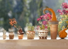 Ziarenka i pestki. Zwykłe doniczki ozdobione m.in. pestkami dyni i ziarenkami soi to dekoracja w sam raz na schyłek jesieni. WNETRZA JESIENNE DEKORACJE