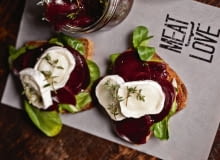 Nie dyskryminujemy wegetarian - zapewniają właściciele Meat Love. Dla nich wymyślili kanapkę Buraccio, z plastrami pieczonego buraka, kozim serem i świeżym tymiankiem.