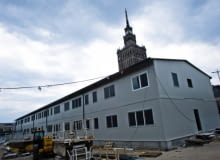 Przez lata to miejsce szpeciła hala Kupieckich Domów Towarowych. Teraz mamy straszny barak budowy drugiej linii metra 23.04.2011 WARSZAWA , NOWY DOM KUPIECKI NA PLACU DEFILAD . FOT. FILIP KLIMASZEWSKI / AGENCJA GAZETA