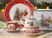 Filiżanka z czajniczkiem, talerze świąteczne na Boże Narodzenie Santa Claus
