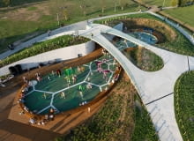 Wodny i naturalny plac zabaw w Parku Jaworek w Tychach. Proj. RS+ Robert Skitek