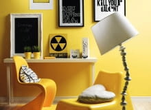 <B>Barwa żółta jest tak pogodna, że rozpromieni i rozweseli nawet ponure wnętrze. Ale bywa też ekspresyjna oraz dominująca. Warto więc osłabić jej mocne działanie płaszczyznami neutralnych barw.</B> <BR />MEBLE: Fotel - 79,99 zł, IKEA; krzesło - 279 zł, D2; biurko: blat - 350 zł, nogi - 20 zł/szt. BoConcept; POZOSTAŁE: Lampa - 499,99 zł, dywaniki - 49,99 zł/szt., IKEA; poduszka (serce) - 120 zł, Home Sweet Home; worek - 90 zł, Red Onion; tablica w ramie - 625 zł, segregatory: 115 i 179 zł, House & More; sztuczne rośliny - 9,99 zł/szt., doniczki - 2,99 zł/szt., obrazek (pejzaż) - 39,99 zł/3 szt. IKEA; znak ostrzegawczy - 89 zł, obrazki z napisami - 99,99 i 120 zł, Magazyn Praga NA ŚCIANIE: Farba 'Energia słońca' - 55 zł/2,5 l, Dulux. 28.02.2012 , KOLOR WZOR , STYLIZACJA JOANNA PLACHECKA , CZTERY KATY FOT. AGATA JAKUBOWSKA / AGENCJA GAZETA SLOWA KLUCZOWE: WNETRZA
