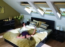 Chociaż w pełni zautomatyzowane domy to wciąż rzadkość, inteligentna automatyka jest już obecna w wielu rozwiązaniach - oknach dachowych z detektorami deszczu czy roletach wyposażonych w czujniki zmrokowe. inteligentny dom