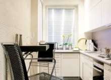 W tej nieustawnej kuchni zmieścił się tylko niewielki kącik śniadaniowy. Opuszczany blat został przymocowany do ściany w takim miejscu, by nawet po podniesieniu nie przeszkadzał w pracy i nie utrudniał poruszania się po pomieszczeniu. W tej nieustawnej kuchni zmieścił się tylko niewielki kącik śniadaniowy. Opuszczany blat został przymocowany do ściany w takim miejscu, by nawet po podniesieniu nie przeszkadzał w pracy i nie utrudniał poruszania się po pomieszczeniu.