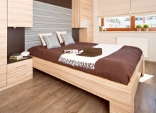 Aranżacje. Gospodarze chcieli zmieścić w swojej sypialni również biurko i szafę, co w niewielkim pomieszczeniu nie było łatwe. Problem udało się rozwiązać, zabudowując ścianę przy łóżku. 25.04.2009