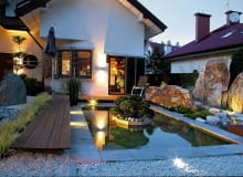 POD DREWNIANYM POMOSTEM umieszczono reflektory, które zaznaczają jego krawędź UWAGA ! PUBLIKACJA WYLACZNIE PO UZYSKANIU ZGODY REDAKCJI OGRODOW 06.10.2010 WARSZAWA , UL. RETMANSKA , DOM , OGROD JAPONSKI - PROSTOKATNY STAW , KOMPOZYCJA KAMIENNYCH GLAZOW , OSWIETLENIE , OZDOBNE TRAWY DLA CZASOPISMA OGRODY FOT. ARKADIUSZ SCICHOCKI / AGENCJA GAZETA PUBLIKACJA OGRODY NR 12 (140) - 12 2010 SLOWA KLUCZOWE: OGROD JAPONSKI ARCHITEKTURA WODA OSWIETLENIE ROSLINA ZDJĘCIE DO WKŁADKI: PUBLIKACJA OGRODY NR 12 (140) - CZASOPISMA