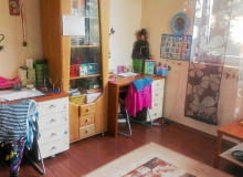 <B>Dziewięcioletnia Asia i sześcioletnia Gabrysia doszły do wniosku, że ich pokój powinien wyglądać doroślej. Rodzice zgodzili się na metamorfozę, jednak określili granicę kosztów. Dzięki pomysłom stylistek udało się spełnić oczekiwania dziewczynek, nie przekraczając skromnego budżetu - 1200 zł.</B> <BR />PRZED ZMIANĄ.Dość przestronny pokój był wygodnie urządzony. Jednak mieszkające w nim siostry marzyły o nowych meblach i mniej dziecinnym wystroju.