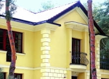 Na zwykłej elewacji często wprowadza się dodatkowe podziały architektoniczne lub stosuje się detale dekoracyjne Na zwykłej elewacji często wprowadza się dodatkowe podziały architektoniczne lub stosuje się detale dekoracyjne