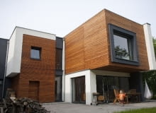 Nadwieszona część bryły sypialni na piętrze tworzy zadaszenie tarasu na parterze, umożliwiając korzystanie z niego nawet w deszczowe dni Nadwieszona część bryły sypialni na piętrze tworzy zadaszenie tarasu na parterze, umożliwiając korzystanie z niego nawet w deszczowe dni