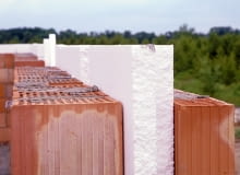 Dobrze widoczne warstwy ściany trójwarstwowej, od lewej - warstwa nośna (wewnętrzna), izolacyjna (na zdjęciu styropian), elewacyjna (zewnętrzna) ściany trójwarstwowe, budowa domu