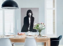 Prosty stół dębowy (Farma Kolonialna), w roli dekoracji na ścianie zdjęcie aktorki