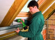 Podwieszanie do krokwi głównych elementów metalowego rusztu - od tego w dużej mierze zależy, jak szybko będziemy musieli przeprowadzić remont obudowy obudowa poddasza, płyty gipsowe, płyty g-k