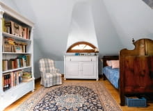 Pewnego dnia 19-letnia Zuzanna uznała, że wystrój jej pokoju powinien tak jak ona stać się bardziej dorosły. Wprawdzie rodzice nie przewidzieli w budżecie wydatku na metamorfozę tego pomieszczenia, jednak dzięki naszej stylistce udało się tanio zmienić pokój dziewczynki w sypialnię młodej kobiety. <BR /> Najtrudniejszym zadaniem dla stylistki było dobranie tapety do dywanu i lambrekinu, które zostały z poprzedniej aranżacji. Stare łóżko zyskało nieoczekiwane towarzystwo z epoki - ze strychu zniesiono obszerną szafę i biurko. Na jednej ze ścian (niewidocznej na zdjęciach) zawieszono oprawione w ramki sztychy z portretami eleganckich kobiet z dawnych czasów. <BR /> METAMORFOZA SYPIALNI. Skośny sufit i ściany niepokryte tapetą pomalowano na odcień mocno rozbielonego błękitu. Współczesny stylizowany regał i komódka pod oknem, pozostałe ze starego wystroju, wpisały się w nową aranżację wnętrza. <BR /> KOSZT 681 zł. Pewnego dnia 19-letnia Zuzanna uznała, że wystrój jej pokoju powinien tak jak ona stać się bardziej dorosły. Wprawdzie rodzice nie przewidzieli w budżecie wydatku na metamorfozę tego pomieszczenia, jednak dzięki naszej stylistce udało się tanio zmienić pokój dziewczynki w sypialnię młodej kobiety. <BR /> Najtrudniejszym zadaniem dla stylistki było dobranie tapety do dywanu i lambrekinu, które zostały z poprzedniej aranżacji. Stare łóżko zyskało nieoczekiwane towarzystwo z epoki - ze strychu zniesiono obszerną szafę i biurko. Na jednej ze ścian (niewidocznej na zdjęciach) zawieszono oprawione w ramki sztychy z portretami eleganckich kobiet z dawnych czasów. <BR /> METAMORFOZA SYPIALNI. Skośny sufit i ściany niepokryte tapetą pomalowano na odcień mocno rozbielonego błękitu. Współczesny stylizowany regał i komódka pod oknem, pozostałe ze starego wystroju, wpisały się w nową aranżację wnętrza. <BR /> KOSZT 681 zł.