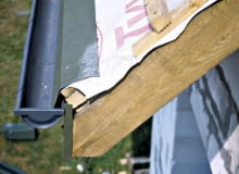 Przykład źle ułożonej obróbki blacharskiej nad rynną (na folii) Przykład źle ułożonej obróbki blacharskiej nad rynną (na folii)