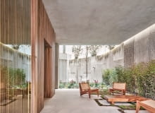 Strefy zewnętrzne i wellness to oazy spokoju w tętniącym życiem centrum Palmy. Również tutaj zastosowano wyłącznie systemy konstrukcyjne o niskim wpływie na środowisko i naturalne materiały. Strefy zewnętrzne i wellness to oazy spokoju w tętniącym życiem centrum Palmy. Również tutaj zastosowano wyłącznie systemy konstrukcyjne o niskim wpływie na środowisko i naturalne materiały.