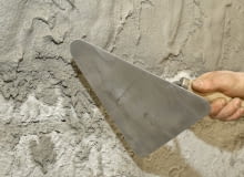 Tynki układane na mokro długo schną, więc z ich wykończeniem trzeba poczekać.