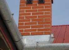 Kominy, z otworami 'na przestrzał', na których zakłada się kratki, to nieodłączny element domów z wentylacją grawitacyjną. 25.02.2004 RADZYMIN DOM BUDOWA INSTALACJA GRZEWCZA KOMIN FOT. WOJCIECH SURDZIEL / AGENCJA GAZETA PUBLIKACJA LADNY DOM NR 5 (67) - 5.2004