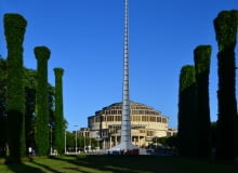 Iglica przed Halą Stulecia we Wrocławiu Iglica przed Halą Stulecia we Wrocławiu