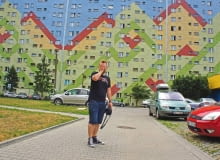 'Nasz wzrok przyciągnął krakowski Prokocim. Przyciągnął, bo nie może go nie przyciągać. Przyciąga za każdym razem, kiedy się koło niego przejeżdża. Przyciąga tak bardzo, że aż razi.' Nasz wzrok przyciągnął krakowski Prokocim. Przyciągnął, bo nie może go nie przyciągać. Przyciąga za każdym razem, kiedy się koło niego przejeżdża. Przyciąga tak bardzo, że aż razi.