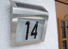 Tabliczka z adresem i numerem domu to drobiazg, ale warto poświęcić mu nieco uwagi. Domowa "wizytówka" może być mniej lub bardziej urodziwa, a czasem - połączona z praktycznymi urządzeniami. Na zdjęciu numer zintegrowany z lampą LED (dwie białe diody), zasilaną ogniwem fotowoltaicznym. Potrójne cyfry od 0 do 9 oraz podwójne litery od "a" do "e" (czarne na folii samoprzylepnej). Cena 79 zł, makstor.pl numery domów