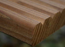 Jesion poddawany obróbce termicznej czyli tak zwane thermo drewno jest materiałem idealnie nadającym się na deski tarasowe drewno termowane