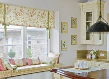 <B>Chcesz szybko i w miarę tanio odmienić wygląd wnętrza? Spraw nowe zasłony. One są niezastąpione w tworzeniu klimatu wnętrza, zwłaszcza jeśli będą im towarzyszyć utrzymane w tym samym stylu inne tkaniny dekoracyjne.</B> <BR />Zwijane od dołu rolety z haftowanego jedwabiu zawieszono na tzw. szynach rzepowych przymocowanych nad framugą. Zdobiące tkaninę wzory roślinne wzmacniają rustykalny charakter kuchni; kwiatowe motywy widać także na poduszkach, oprawionych obrazkach i niektórych naczyniach. <B>Chcesz szybko i w miarę tanio odmienić wygląd wnętrza? Spraw nowe zasłony. One są niezastąpione w tworzeniu klimatu wnętrza, zwłaszcza jeśli będą im towarzyszyć utrzymane w tym samym stylu inne tkaniny dekoracyjne.</B> <BR />Zwijane od dołu rolety z haftowanego jedwabiu zawieszono na tzw. szynach rzepowych przymocowanych nad framugą. Zdobiące tkaninę wzory roślinne wzmacniają rustykalny charakter kuchni; kwiatowe motywy widać także na poduszkach, oprawionych obrazkach i niektórych naczyniach.