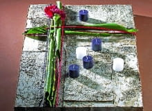 3, BRZOZA Płaty kory brzozowej przyklejonodo styropianu. Rośliny: goździki,liście aspidistry oraz czerwonei czarne trzcinki przymocowanodo podkładu haftkami z drutu.Zarówno kwiaty, jak i liściemają woskowane końce.