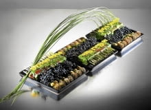 Na gąbce upięto liście mahonii. Z jednej strony umocowano w niej ligustrz owocami, kraspedie, driakiew, z drugiej - nagie łodygi. Aranżacja Marta Kuśpit 19.11.2009 WARSZAWA , SESJA BUKIETY , JESIEN 2010 , DZIEN WSZYSTKICH SWIETYCH - DEKORACJA , KOMPOZYCJA Z LISCI MAHONII , LIGUSTRU Z OWOCAMI , KRASPEDII , DRIAKWI DLA CZASOPISMA BUKIETY ARANZACJA MARTA KUSPIT FOT. ARKADIUSZ SCICHOCKI / AGENCJA GAZETA PUBLIKACJA BUKIETY NR 3 (50) - JESIEN 2010 SLOWA KLUCZOWE: ROSLINA KWIAT FLORYSTYKA KOMPOZYCJA DEKORACJA SWIETO ZMARLYCH ZDJĘCIE DO WKŁADKI: PUBLIKACJA BUKIETY NR 3 (50) - CZASOPISMA