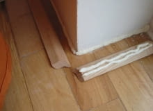 Przy listwach które są tak wyprofilowane ,że tworzą sporą przestrzeń do wypełnienia pianą trzeba gruby ale jeden warkocz nałożyć przy podłodze a na listwę nałożyć równolegle kilka cienkich warkoczy piany. Jeśli bowiem na obu stykach ułożycie zbyt grube warkocze wypchniecie na ścianę lub podłogę zbyt wiele piany. Nałożenie kilku warstw sprawi ,że łączenie będzie w sumie pełniejsze niż w przypadku nakładania warstwy jednej. Kiedy nabierzecie doświadczenia - cienkie warstwy piany możecie układać nie tylko we wgłębieniu ale także w miejscach styku wierzchołków listwy ze ścianą i podłogą. Tak kleją listwy praktycy, kiedy ściany i podłoga są bardzo nierówne Przy listwach które są tak wyprofilowane ,że tworzą sporą przestrzeń do wypełnienia pianą trzeba gruby ale jeden warkocz nałożyć przy podłodze a na listwę nałożyć równolegle kilka cienkich warkoczy piany. Jeśli bowiem na obu stykach ułożycie zbyt grube warkocze wypchniecie na ścianę lub podłogę zbyt wiele piany. Nałożenie kilku warstw sprawi ,że łączenie będzie w sumie pełniejsze niż w przypadku nakładania warstwy jednej. Kiedy nabierzecie doświadczenia - cienkie warstwy piany możecie układać nie tylko we wgłębieniu ale także w miejscach styku wierzchołków listwy ze ścianą i podłogą. Tak kleją listwy praktycy, kiedy ściany i podłoga są bardzo nierówne