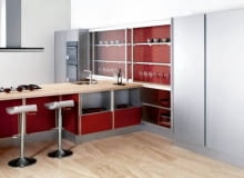 Kuchnia modna - czyli jaka? Przede wszystkim otwarta na pokój dzienny. Z wyspą, wysoką zabudową i gładkimi, błyszczącymi frontami szafek. A do tego wygodna i estetyczna. We współczesnej kuchni rządzi bowiem ergonomia i niemal sterylny porządek. Coraz bardziej otwarta. Kuchnia jako integralna część strefy dziennej - taki trend utrzymuje się od kilku lat. Jej nieodłącznym elementem jest wyspa bądź półwysep, coraz bardziej przypominające bar w restauracji niż element wyposażenia domu. Umieszcza się w nich najczęściej płytę grzejną i zlewozmywak. Ale zarazem służy jako barek, przy którym zasiada się na wysokich stołkach, tzw. hockerach. Goście oczekujący na poczęstunek mają więc wgląd do... garnków. Można powiedzieć - nic do ukrycia. Niezupełnie! To, co nie nadaje się do pokazywania, jest skrzętnie ukryte za pełnymi drzwiczkami. To, co ładne, eksponuje się w przeszklonych szafkach. Kuchnia modna - czyli jaka? Przede wszystkim otwarta na pokój dzienny. Z wyspą, wysoką zabudową i gładkimi, błyszczącymi frontami szafek. A do tego wygodna i estetyczna. We współczesnej kuchni rządzi bowiem ergonomia i niemal sterylny porządek. Coraz bardziej otwarta. Kuchnia jako integralna część strefy dziennej - taki trend utrzymuje się od kilku lat. Jej nieodłącznym elementem jest wyspa bądź półwysep, coraz bardziej przypominające bar w restauracji niż element wyposażenia domu. Umieszcza się w nich najczęściej płytę grzejną i zlewozmywak. Ale zarazem służy jako barek, przy którym zasiada się na wysokich stołkach, tzw. hockerach. Goście oczekujący na poczęstunek mają więc wgląd do... garnków. Można powiedzieć - nic do ukrycia. Niezupełnie! To, co nie nadaje się do pokazywania, jest skrzętnie ukryte za pełnymi drzwiczkami. To, co ładne, eksponuje się w przeszklonych szafkach.