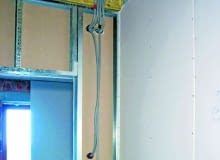 W ściankach z płyt g-k umieszcza się puszki ze specjalnymi zaczepami, które ułatwiają ich montaż instalacja elektryczna
