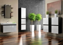 Producenci mebli łazienkowych i luster oferują modele z fabrycznie zainstalowanym źródłem światła. Takie sprzęty są nie tylko bardzo funkcjonalne, ale też dekoracyjne. Szczególnie efektownie wyglądają podświetlane tafle lustra. <BR /> SZAFKI ŁAZIENKOWE: CITY, szafka z lustrem i półkami, szer. 70 cm, wys. 84 cm, żarówki 2 x 40 W, 526 zł, Devo