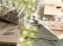 Ładniej w domowym biurze. Pojemniki z przezroczystego tworzywa sztucznego, w których przechowujemy listy, rachunki czy drobne biurowe akcesoria (np. spinacze), warto udekorować plastikowymi "kryształkami". Zależnie od fantazji możemy wybrać ozdoby w podobnym lub kontrastowym kolorze, nakleić je np. wzdłuż boków pojemnika albo pokusić się o stworzenie własnej, nieco bardziej skomplikowanej kompozycji. Tak udekorowane przedmioty z pewnością umilą nam monotonną pracę. 29.11.2007