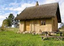 Domy ze słomy to sposób na mieszkanie przyjazny dla środowiska Dom ze słomy, gliny i kamieni UWAGA ! PONOWNA PUBLIKACJA ZA ZGODA WLASCICIELI ! PRZELOMKA NAD JEZIOREM HANCZA - DOM HALINY I MACIEJA MACKIEWICZOW ZBUDOWANY Z GLINY SLOMY I OKOLICZNYCH KAMIENI FOT. LESZEK JAMPOLSKI PUBLIKACJA LADNY DOM NR 2 (76) - 2.2005 SLOWA KLUCZOWE: ARCHITEKTURA EKOLOGIA WIES ZDJĘCIE DO WKŁADKI: PUBLIKACJA LADNY DOM NR 2 (76) - CZASOPISMA