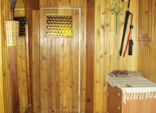 <B>Nasza stylistka uważa, że kosztowny remont nie zawsze jest konieczny. Klimat wnętrza można zmienić prostszymi, a przy tym dużo tańszymi sposobami. Patrząc na ten przedpokój, musimy przyznać jej rację.</B> <BR />PRZED ZMIANĄ. Przez trzydzieści lat sosnowa boazeria na ścianach i suficie pożółkła i ściemniała, zamieniając mały przedpokój w klaustrofobiczną klitkę. Boazeria, mieszkanie w PRL-u, PRL