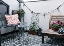 Wisienką na torcie jest balkon. Przeznaczono na niego część metrażu mieszkania, ale patrząc na tę spersonalizowaną oazę spokoju, warto było zrezygnować z kilku metrów. Miniloft na poddaszu krakowskiego Salwatora