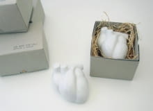 Biała, ceramiczna solniczka to projekt berlińskich projektantek Anny Bormann i Selmy Serman. Solniczka posiada tylko jedną małą dziurkę, tym sposobem ma skłonić do mniejszego używania soli. ceramika, serce, walentynki, design