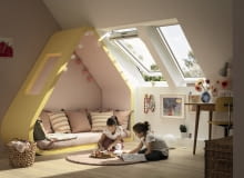 Nowe trzyszybowe okna dachowe gwarantujące domownikom wyższy stopień energooszczędności, a także lepszą izolację akustyczną i łatwiejsze czyszczenie. okna dachowe okna połaciowe okna trzyszybowe velux nowe warunki techniczne energooszczędność