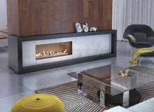 Kominki awangardowe często są duże, dlatego jednolita obudowa byłaby zbyt przytłaczająca. Łączy się więc materiały, takie jak różne rodzaje kamienia, drewno lub płytki ceramiczne. Na zdjęciu: zewnętrzna rama z granitu, wnętrze wyłożone szarym marmurem, cena od 6500 zł, KRATKI.PL Kominki awangardowe często są duże, dlatego jednolita obudowa byłaby zbyt przytłaczająca. Łączy się więc materiały, takie jak różne rodzaje kamienia, drewno lub płytki ceramiczne. Na zdjęciu: zewnętrzna rama z granitu, wnętrze wyłożone szarym marmurem, cena od 6500 zł, KRATKI.PL