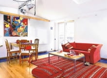 <B>Urządzając pomieszczenie, skupiamy się na dużych elementach wystroju, zapominając często o detalach. To błąd, bo ich dekoracyjna rola jest ogromna. Nierzadko może nawet przesądzić o urodzie wnętrza.</B> <BR /><B>Siła tkanin.</B> Ascetycznie urządzony pokój nie zachęcał do wypoczynku. Zmieniły to kolorowe tkaniny o etnicznym rodowodzie. Dzięki nim wnętrze nabrało charakteru. UWAGA PONOWNA PUBLIKACJA ZA ZGODA WLASCICIELI MIESZKANIE WNETRZE POKOJ STYLIZACJA MAGDA KAZIMIERCZUK FOT. MICHAL SKORUPSKI PUBLIKACJA CZTERY KATY NR 8 (178) - 8.2006 SLOWA KLUCZOWE: ARCHITEKTURA WNETRZA