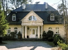 Choć lukarny są trudniejsze do wykonania niż montaż okien dachowych, dodają budynkom urody, zwłaszcza tym nawiązującym do tradycji dworkowej Choć lukarny są trudniejsze do wykonania niż montaż okien dachowych, dodają budynkom urody, zwłaszcza tym nawiązującym do tradycji dworkowej