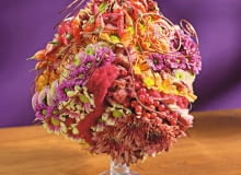 Orientalne kompozycje kwiatowe. Różne odmiany chryzantem gałązkowych zestawiono z papryczkami chili, kiśćmi kaliny koralowej i splotami czerwonej wełny. Całość ujęto w ażurową koronę z miedzianego drutu Orientalne kompozycje kwiatowe. Różne odmiany chryzantem gałązkowych zestawiono z papryczkami chili, kiśćmi kaliny koralowej i splotami czerwonej wełny. Całość ujęto w ażurową koronę z miedzianego drutu