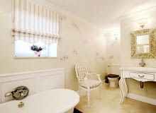 Ścianę nad wanną chroni drewniana boazeria pomalowana farbą, która nie łuszczy się pod wpływem wilgoci. Okno zdobi cienka firanka oraz roleta rzymska w paski - powtarzają się na niej wszystkie kolory występujące we wnętrzu. WNETRZA LAZIENKA MEBLE