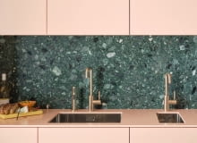 Meta Square w kolorze Brushed Champagne (22-karatowe złoto) jako bateria jednouchwytowa z boczną dyszą płuczącą (z lewej i prawej strony). Pośrodku armatura pojawia się jako kran barowy. Meta Square w kolorze Brushed Champagne (22-karatowe złoto) jako bateria jednouchwytowa z boczną dyszą płuczącą (z lewej i prawej strony). Pośrodku armatura pojawia się jako kran barowy.