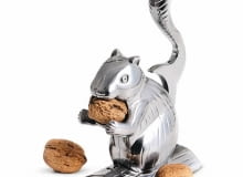 <B> Im dalej w las, tym więcej... pomysłów. Najwyraźniej do tego wniosku doszli projektanci, proponując mnóstwo przedmiotów do domu o kształtach nawiązujących do leśnego świata. Zobaczcie zresztą sami. </B><BR /> AKCESORIA. Dziadek do orzechów, materiał: metal, cena: 65 zł, D2 <B> Im dalej w las, tym więcej... pomysłów. Najwyraźniej do tego wniosku doszli projektanci, proponując mnóstwo przedmiotów do domu o kształtach nawiązujących do leśnego świata. Zobaczcie zresztą sami. </B><BR /> AKCESORIA. Dziadek do orzechów, materiał: metal, cena: 65 zł, D2