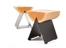 STOŁEK 1/2 to połowa dębowego pnia osadzona na podstawie z ocynkowanej stali. Siedzisko o unikatowym charakterze zostało zabezpieczone olejem. Dzięki temu nadaje się zarówno do salonu, jak i na zewnątrz, 680 zł, Vitamina D/polishdesignnow.com