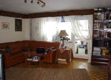 PRZED ZMIANĄ. Pokój był przeładowany meblami i drobiazgami. W dodatku oszpecały go rury c.o. biegnące przy oknie i pod sufitem. Zrobione własnym sumptem lambrekiny, które miały je zasłaniać, też nie dodawały wnętrzu urody. PRZED ZMIANĄ. Pokój był przeładowany meblami i drobiazgami. W dodatku oszpecały go rury c.o. biegnące przy oknie i pod sufitem. Zrobione własnym sumptem lambrekiny, które miały je zasłaniać, też nie dodawały wnętrzu urody.