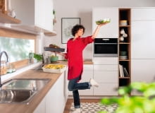 Wygodne są rozwiązania umożliwiające łączenie w ramach jednego urządzenia funkcji kilku innych. Przykładem może być kuchenka mikrofalowa z funkcją piekarnika albo zestawy zintegrowane, które zajmują powierzchnię standardowej kuchenki, oferując funkcję aż 3 urządzeń – płyty grzejnej, piekarnika i zmywarki. małe agd do kuchni