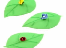 Coś nam przysiadło na szklance. Wbrew pozorom - to tylko agenci ochrony. <BR/> AKCESORIA. Silikonowe pokrywki do szklanek. Miękki silikon idealnie przylega do krawędzi naczynia, dzięki czemu latem napój jest chroniony przed owadami, a zimą dłużej utrzyma się wysoka temperaturę herbaty. Zabawne uchwyty pomogą rozróżnić swoją szklankę spośród innych. 49,90 zł/3 szt., cellofan.pl